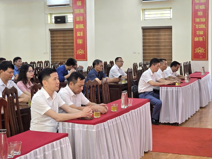 GẦN 40 CÁN BỘ, ĐẢNG VIÊN KHỐI CÁC CƠ QUAN ĐẢNG ỦY, HĐND, MTTQ VÀ CÁC TỔ CHỨC CHÍNH TRỊ XÃ HỘI DÂN HÒA THỰC HIỆN NGHI THỨC LỄ CHÀO CỜ THÁNG 6- Ảnh 4.