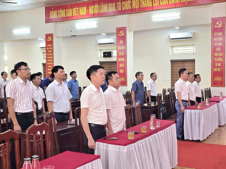 GẦN 40 CÁN BỘ, ĐẢNG VIÊN KHỐI CÁC CƠ QUAN ĐẢNG ỦY, HĐND, MTTQ VÀ CÁC TỔ CHỨC CHÍNH TRỊ XÃ HỘI DÂN HÒA THỰC HIỆN NGHI THỨC LỄ CHÀO CỜ THÁNG 6- Ảnh 1.