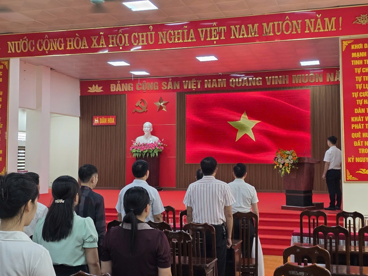GẦN 40 CÁN BỘ, ĐẢNG VIÊN KHỐI CÁC CƠ QUAN ĐẢNG ỦY, HĐND, MTTQ VÀ CÁC TỔ CHỨC CHÍNH TRỊ XÃ HỘI DÂN HÒA THỰC HIỆN NGHI THỨC LỄ CHÀO CỜ THÁNG 6- Ảnh 2.