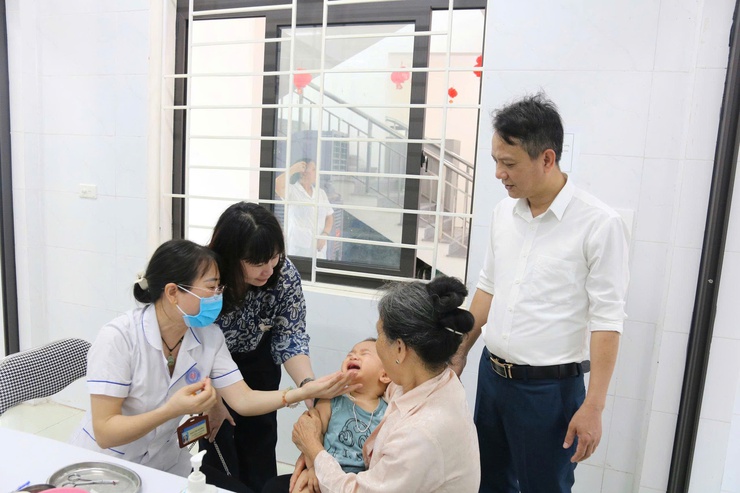 Đoàn công tác Sở Y tế Hà Nội giám sát chiến dịch bổ sung Vitamin A tại xã Vân Đình- Ảnh 2.