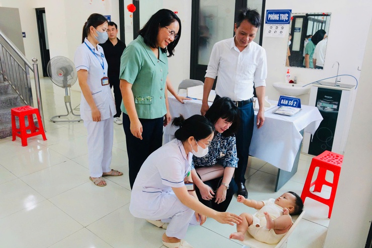 Đoàn công tác Sở Y tế Hà Nội giám sát chiến dịch bổ sung Vitamin A tại xã Vân Đình- Ảnh 3.