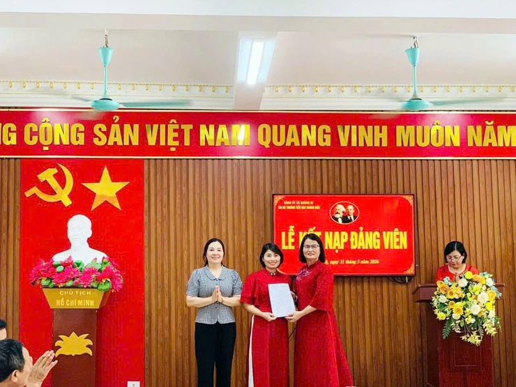 Chi bộ Trường Tiểu học Hoàng Diệu kết nạp đảng viên mới và công nhận đảng viên chính thức- Ảnh 1.