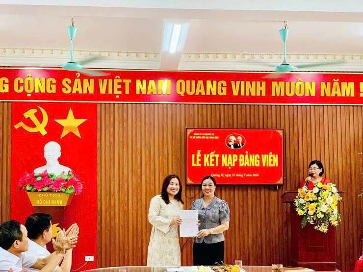 Chi bộ Trường Tiểu học Hoàng Diệu kết nạp đảng viên mới và công nhận đảng viên chính thức- Ảnh 2.