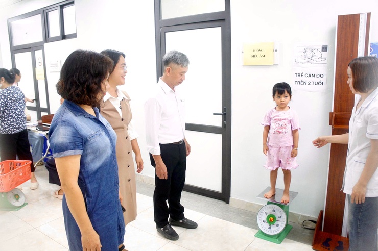 Phường Phú Thượng đồng loạt tổ chức cho trẻ uống bổ sung Vitamin A và cân, đo trẻ em đợt 1 năm 2026- Ảnh 4.