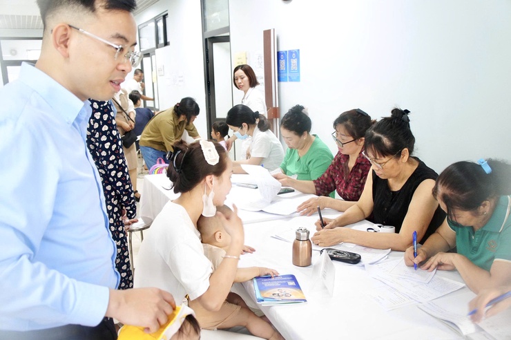 Phường Phú Thượng đồng loạt tổ chức cho trẻ uống bổ sung Vitamin A và cân, đo trẻ em đợt 1 năm 2026- Ảnh 1.
