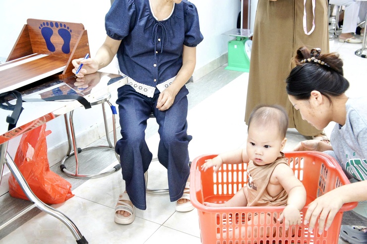 Phường Phú Thượng đồng loạt tổ chức cho trẻ uống bổ sung Vitamin A và cân, đo trẻ em đợt 1 năm 2026- Ảnh 9.