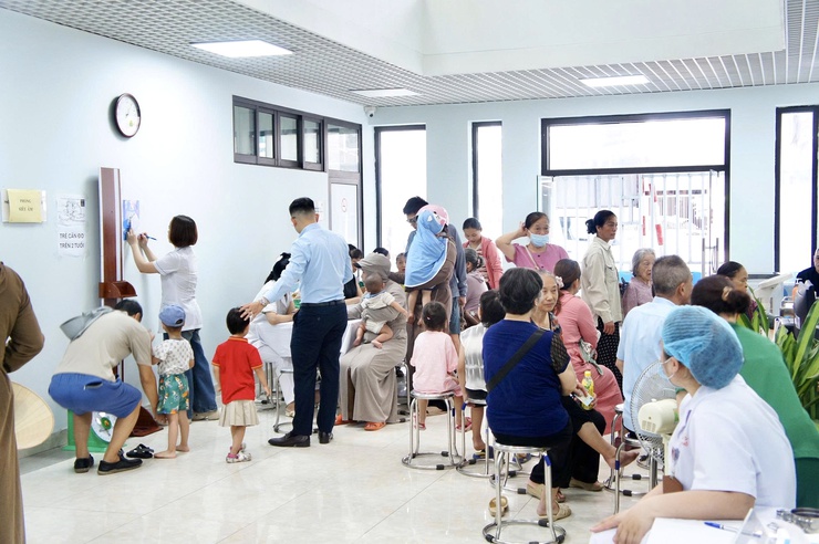 Phường Phú Thượng đồng loạt tổ chức cho trẻ uống bổ sung Vitamin A và cân, đo trẻ em đợt 1 năm 2026- Ảnh 2.