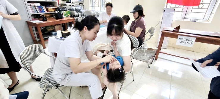 Phường Phú Thượng đồng loạt tổ chức cho trẻ uống bổ sung Vitamin A và cân, đo trẻ em đợt 1 năm 2026- Ảnh 6.