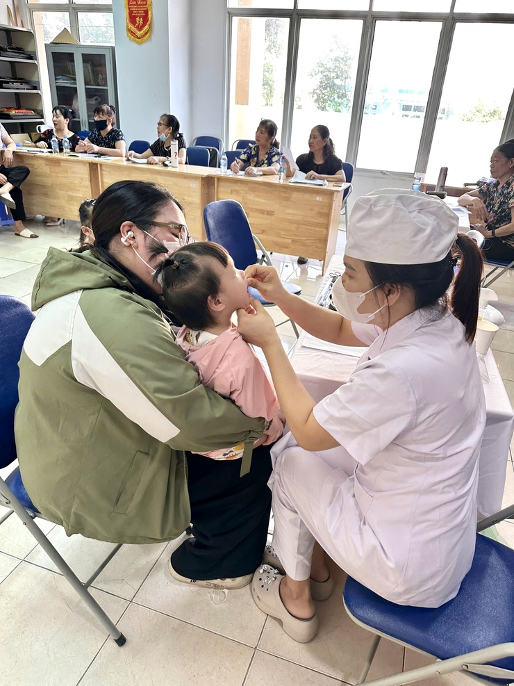 Phường Phú Thượng đồng loạt tổ chức cho trẻ uống bổ sung Vitamin A và cân, đo trẻ em đợt 1 năm 2026- Ảnh 7.
