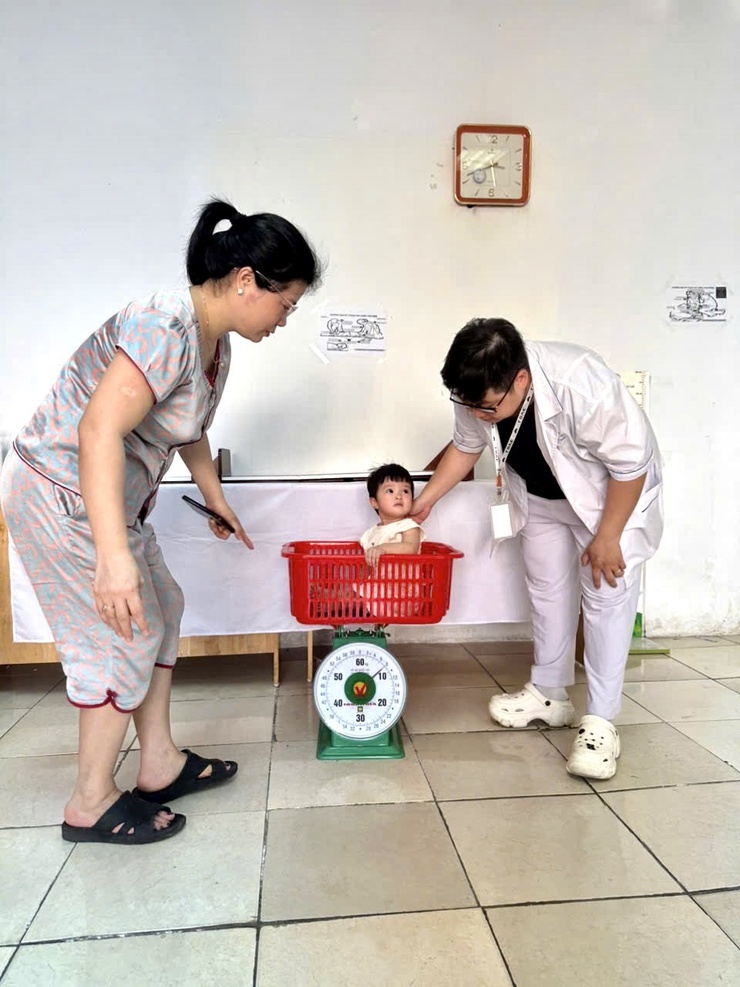 Phường Phú Thượng đồng loạt tổ chức cho trẻ uống bổ sung Vitamin A và cân, đo trẻ em đợt 1 năm 2026- Ảnh 5.