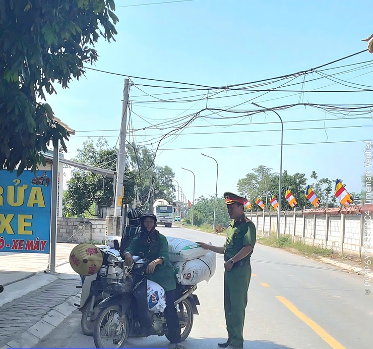 Công an xã Phú Nghĩa khuyến cáo nhân dân không phơi thóc, lúa trên lòng đường- Ảnh 1.