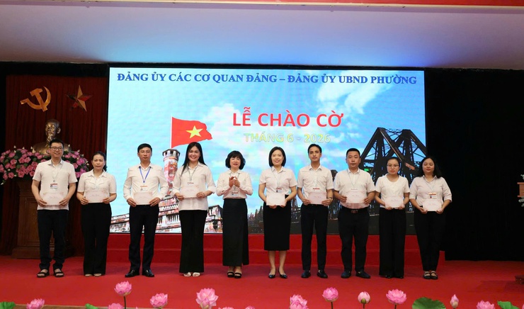 LỄ SINH HOẠT DƯỚI CỜ THÁNG 6 CƠ QUAN ĐẢNG ỦY VÀ CƠ QUAN HĐND-UBND PHƯỜNG BỒ ĐỀ. - Ảnh 3.