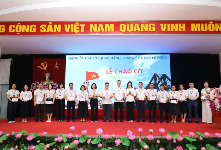 LỄ SINH HOẠT DƯỚI CỜ THÁNG 6 CƠ QUAN ĐẢNG ỦY VÀ CƠ QUAN HĐND-UBND PHƯỜNG BỒ ĐỀ. - Ảnh 4.