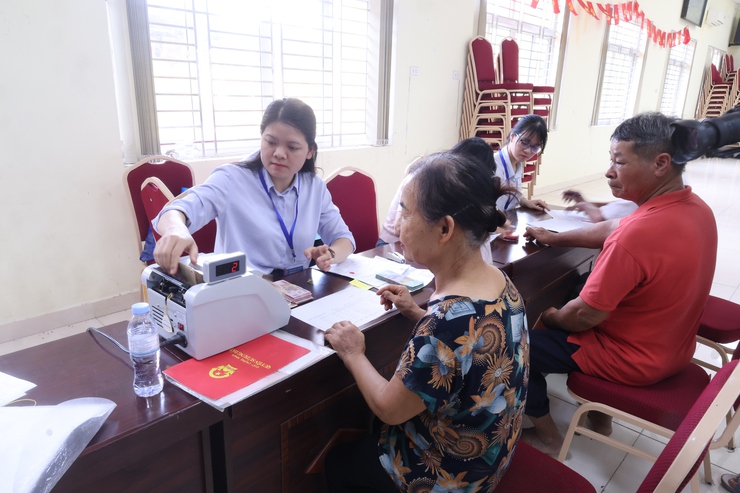 Ban quản lý dự án đầu tư hạ tầng xã Hòa Phú tổ chức chi trả hơn 2 tỷ đồng tiền bồi thường, hỗ trợ và tái định cư thực hiện dự án đường từ Chợ Sẽ đi Đồng Lạc, tỉnh lộ 429- Ảnh 2.