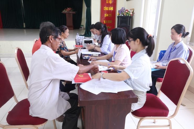 Ban quản lý dự án đầu tư hạ tầng xã Hòa Phú tổ chức chi trả hơn 2 tỷ đồng tiền bồi thường, hỗ trợ và tái định cư thực hiện dự án đường từ Chợ Sẽ đi Đồng Lạc, tỉnh lộ 429- Ảnh 4.