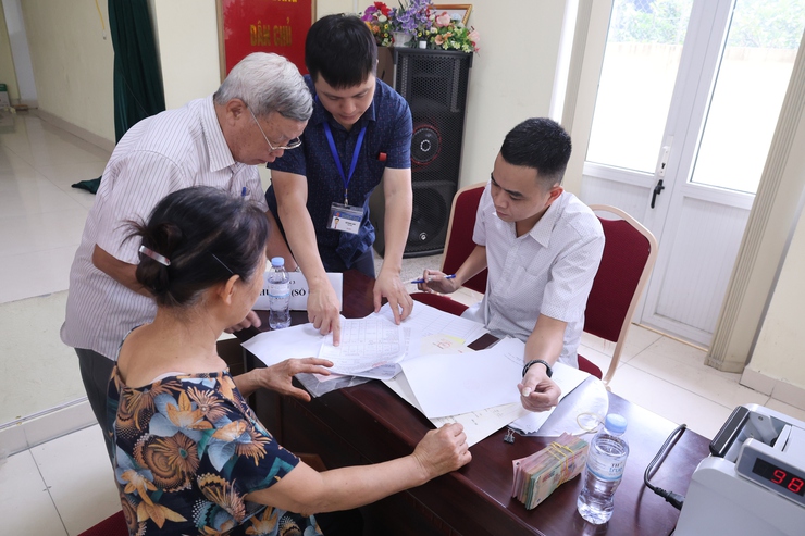 Ban quản lý dự án đầu tư hạ tầng xã Hòa Phú tổ chức chi trả hơn 2 tỷ đồng tiền bồi thường, hỗ trợ và tái định cư thực hiện dự án đường từ Chợ Sẽ đi Đồng Lạc, tỉnh lộ 429- Ảnh 5.