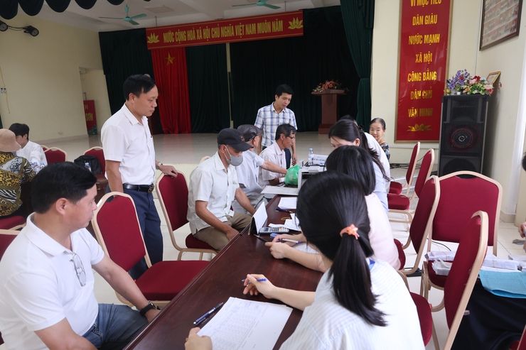 Ban quản lý dự án đầu tư hạ tầng xã Hòa Phú tổ chức chi trả hơn 2 tỷ đồng tiền bồi thường, hỗ trợ và tái định cư thực hiện dự án đường từ Chợ Sẽ đi Đồng Lạc, tỉnh lộ 429- Ảnh 1.