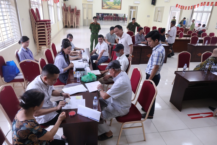 Ban quản lý dự án đầu tư hạ tầng xã Hòa Phú tổ chức chi trả hơn 2 tỷ đồng tiền bồi thường, hỗ trợ và tái định cư thực hiện dự án đường từ Chợ Sẽ đi Đồng Lạc, tỉnh lộ 429- Ảnh 3.