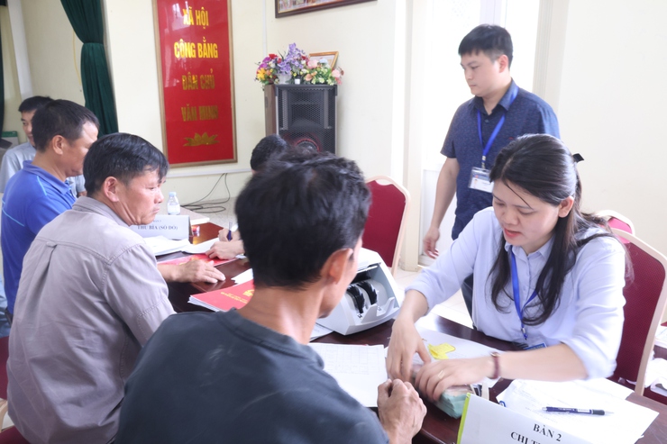 Ban quản lý dự án đầu tư hạ tầng xã Hòa Phú tổ chức chi trả hơn 2 tỷ đồng tiền bồi thường, hỗ trợ và tái định cư thực hiện dự án đường từ Chợ Sẽ đi Đồng Lạc, tỉnh lộ 429- Ảnh 6.