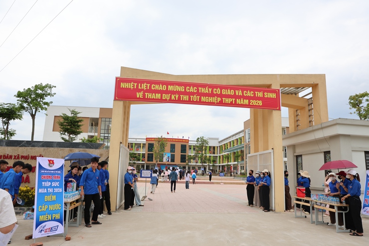Chiều 10/6, các thí sinh dự Kỳ thi tốt nghiệp THPT năm 2026 tại Điểm thi Trường THCS Trung Hòa, xã Phú Nghĩa đến làm thủ tục dự thi- Ảnh 1.