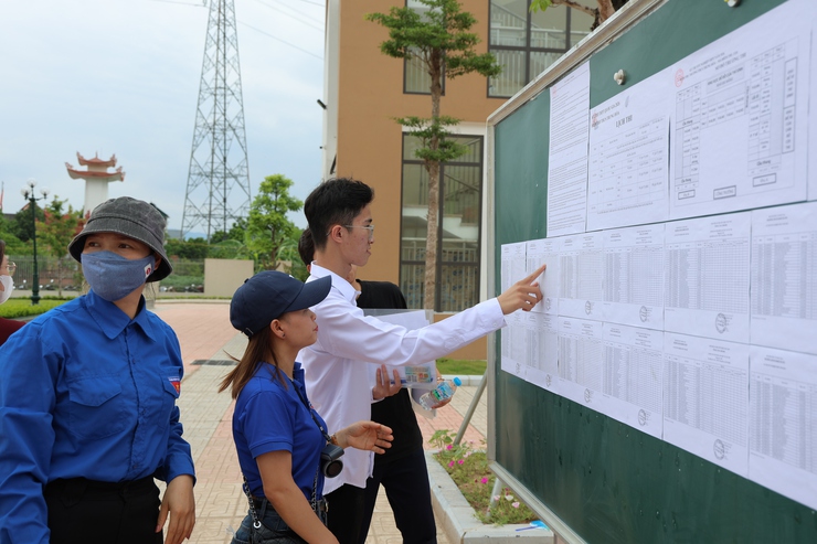 Chiều 10/6, các thí sinh dự Kỳ thi tốt nghiệp THPT năm 2026 tại Điểm thi Trường THCS Trung Hòa, xã Phú Nghĩa đến làm thủ tục dự thi- Ảnh 3.