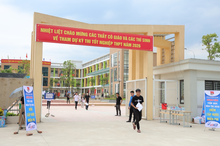Chiều 10/6, các thí sinh dự Kỳ thi tốt nghiệp THPT năm 2026 tại Điểm thi Trường THCS Trung Hòa, xã Phú Nghĩa đến làm thủ tục dự thi- Ảnh 4.