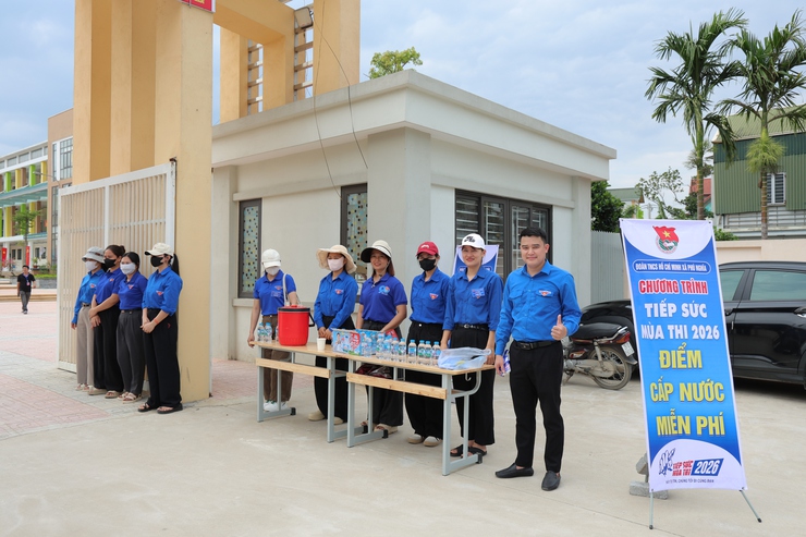 Chiều 10/6, các thí sinh dự Kỳ thi tốt nghiệp THPT năm 2026 tại Điểm thi Trường THCS Trung Hòa, xã Phú Nghĩa đến làm thủ tục dự thi- Ảnh 6.