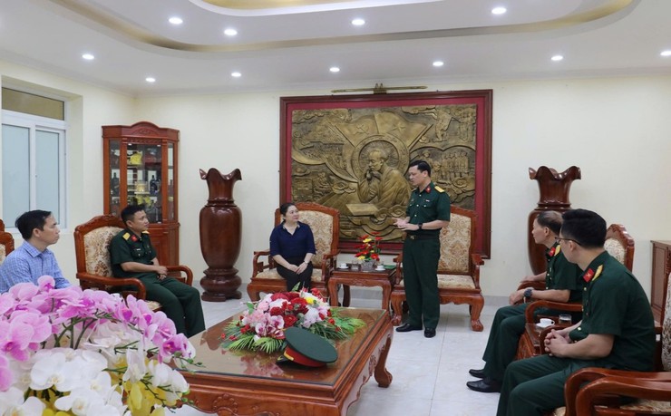 Đảng ủy - HĐND - UBND - Ủy ban MTTQ - Ban CHQS phường Hoàng Liệt thăm, động viên tân binh đang huấn luyện tại đơn vị- Ảnh 1.
