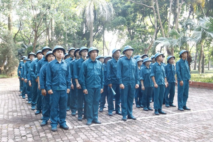 Dân quân năm thứ nhất phường Hoàng Liệt khắc phục khó khăn, tích cực huấn luyện giữa mùa nắng nóng
- Ảnh 1.