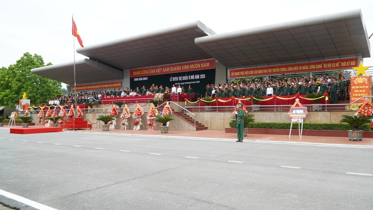 Lãnh đạo xã Đại Xuyên tham dự lễ tuyên thệ chiến sĩ mới của Trung đoàn Bộ binh 692- Ảnh 1.