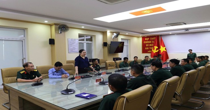 Đảng ủy - HĐND - UBND - Ủy ban MTTQ - Ban CHQS phường Hoàng Liệt thăm, động viên tân binh đang huấn luyện tại đơn vị- Ảnh 2.
