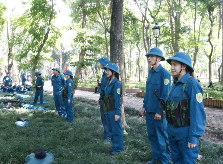 Dân quân năm thứ nhất phường Hoàng Liệt khắc phục khó khăn, tích cực huấn luyện giữa mùa nắng nóng
- Ảnh 3.