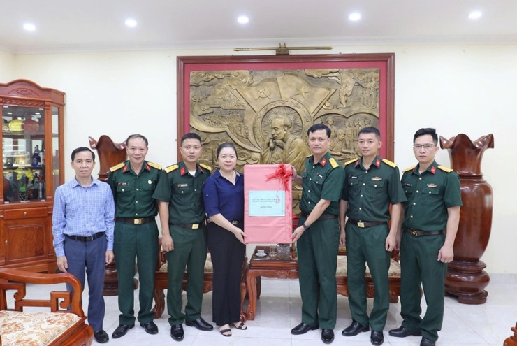 Đảng ủy - HĐND - UBND - Ủy ban MTTQ - Ban CHQS phường Hoàng Liệt thăm, động viên tân binh đang huấn luyện tại đơn vị- Ảnh 4.