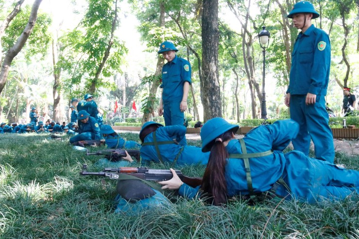 Dân quân năm thứ nhất phường Hoàng Liệt khắc phục khó khăn, tích cực huấn luyện giữa mùa nắng nóng
- Ảnh 4.