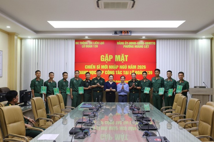 Đảng ủy - HĐND - UBND - Ủy ban MTTQ - Ban CHQS phường Hoàng Liệt thăm, động viên tân binh đang huấn luyện tại đơn vị- Ảnh 5.