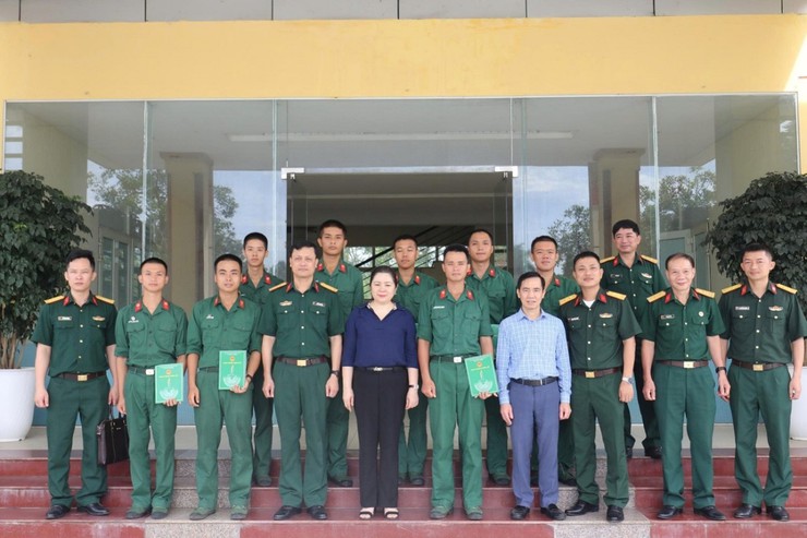 Đảng ủy - HĐND - UBND - Ủy ban MTTQ - Ban CHQS phường Hoàng Liệt thăm, động viên tân binh đang huấn luyện tại đơn vị- Ảnh 6.
