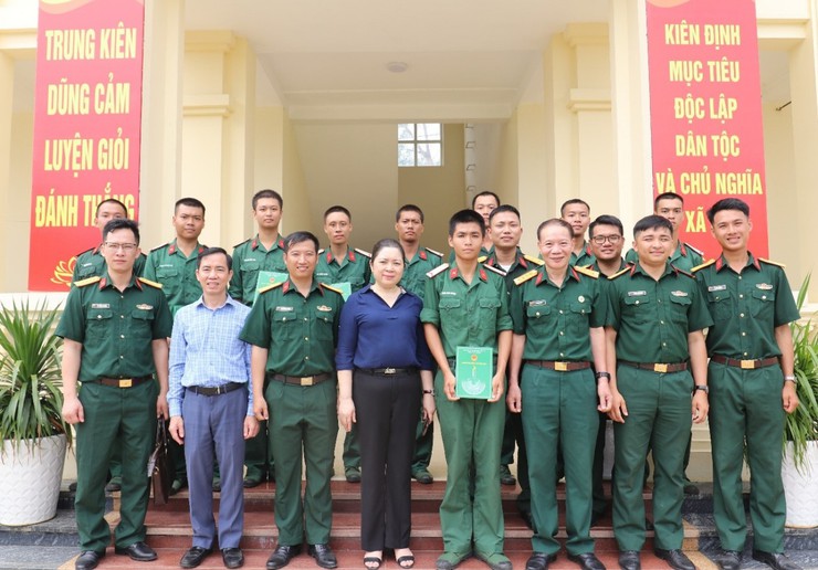 Đảng ủy - HĐND - UBND - Ủy ban MTTQ - Ban CHQS phường Hoàng Liệt thăm, động viên tân binh đang huấn luyện tại đơn vị- Ảnh 7.