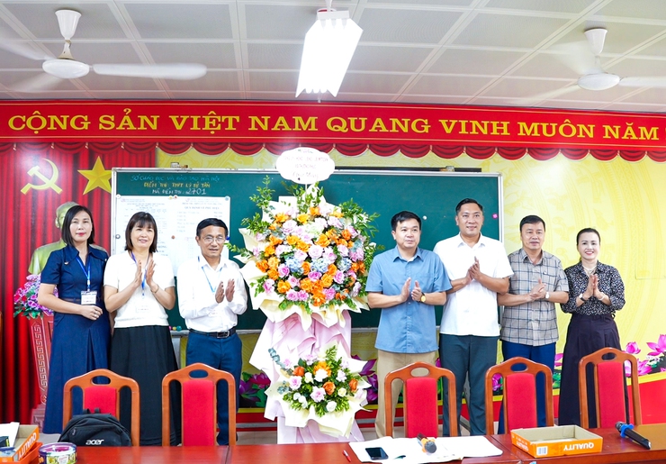 Lãnh đạo xã Thượng Phúc thăm, động viên Hội đồng coi thi và 581 thí sinh tại điểm thi Trường THPT Lý Tử Tấn- Ảnh 1.