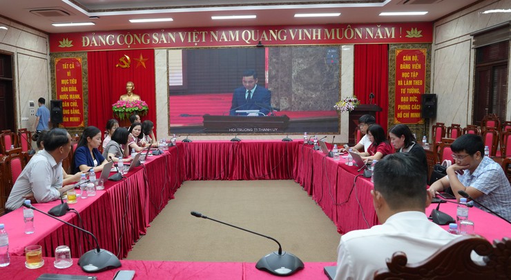 ĐẢNG BỘ, CHÍNH QUYỀN VÀ NHÂN DÂN XÃ THANH OAI VINH DỰ ĐƯỢC CHỦ TỊCH UBND THÀNH PHỐ HÀ NỘI TẶNG BẰNG KHEN CÓ THÀNH TÍCH TRONG MỘT NĂM TRIỂN KHAI VẬN HÀNH CHÍNH QUYỀN ĐỊA PHƯƠNG HAI CẤP- Ảnh 1.