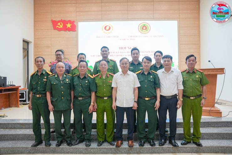 HỘI NGHỊ TRIỂN KHAI, KÝ KẾT CHƯƠNG TRÌNH PHỐI HỢP GIỮA HỘI CỰU CHIẾN BINH XÃ VÀ CHI HỘI CỰU CÔNG AN NHÂN DÂN XÃ HƯNG ĐẠO- Ảnh 1.