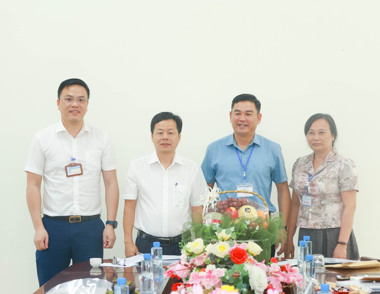Đồng chí Chủ tịch UBND xã thăm, động viên Hội đồng coi thi Kỳ thi tốt nghiệp THPT năm 2026- Ảnh 1.