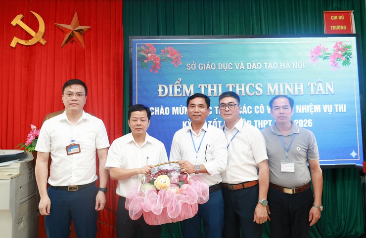 Đồng chí Chủ tịch UBND xã thăm, động viên Hội đồng coi thi Kỳ thi tốt nghiệp THPT năm 2026- Ảnh 2.