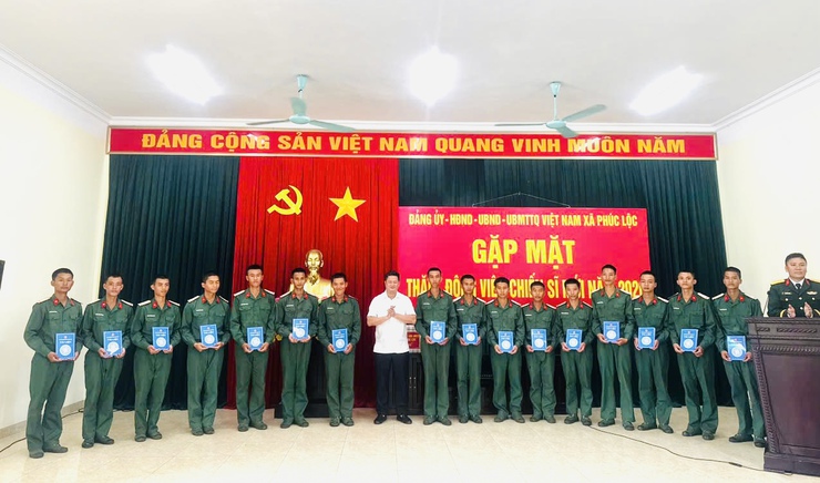 Phúc Lộc thăm, tặng quà động viên chiến sỹ mới tại Trung đoàn Bộ binh cơ giới 102- Ảnh 3.