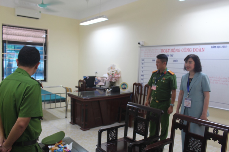 Đồng chí Phó Chủ tịch UBND xã Phú Xuyên kiểm tra công tác chuẩn bị Kỳ thi tốt nghiệp THPT năm 2026 tại các điểm thi- Ảnh 1.