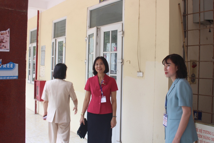 Đồng chí Phó Chủ tịch UBND xã Phú Xuyên kiểm tra công tác chuẩn bị Kỳ thi tốt nghiệp THPT năm 2026 tại các điểm thi- Ảnh 2.