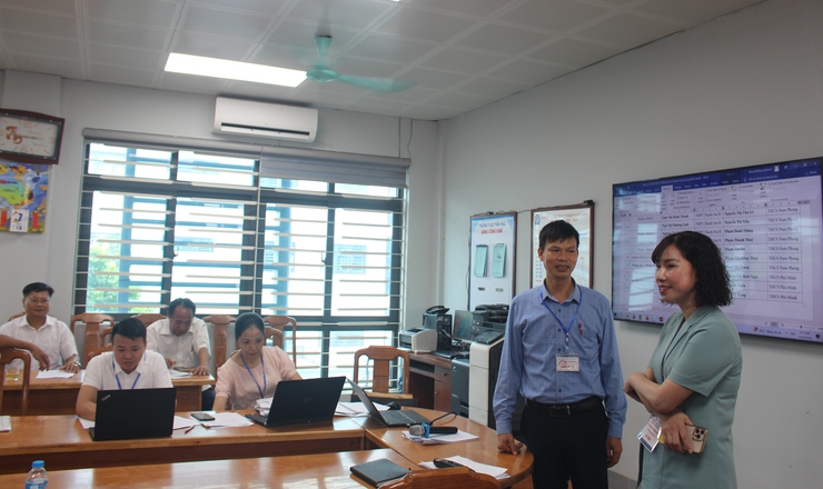 Đồng chí Phó Chủ tịch UBND xã Phú Xuyên kiểm tra công tác chuẩn bị Kỳ thi tốt nghiệp THPT năm 2026 tại các điểm thi- Ảnh 4.