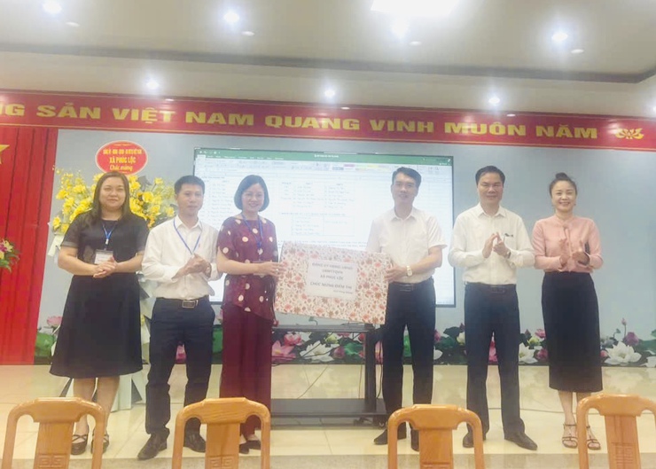 Đoàn công tác UBND xã Phúc Lộc đến thăm, tặng quà tại điểm thi tốt nghiệp THPT năm 2026 trên địa bàn xã- Ảnh 2.