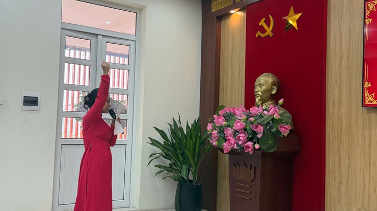 Chi bộ trường Tiểu học Yên Sở tổ chức lễ Kết nạp đảng viên mới- Ảnh 4.