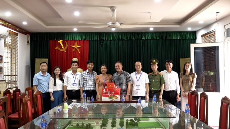 Chủ tịch UBND xã Mỹ Đức Nguyễn Quang Đường thăm hỏi, động viên 2 Điểm thi tốt nghiệp THPT năm 2026 trên địa bàn xã- Ảnh 1.