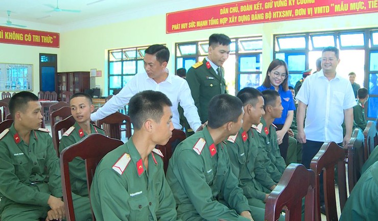 Phúc Lộc thăm, tặng quà động viên chiến sỹ mới tại Trung đoàn Bộ binh cơ giới 102- Ảnh 6.